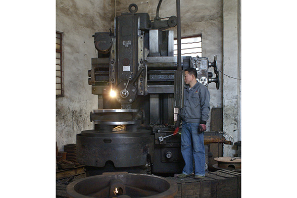 氣動(dòng)對(duì)夾式襯膠蝶閥生產(chǎn)車間